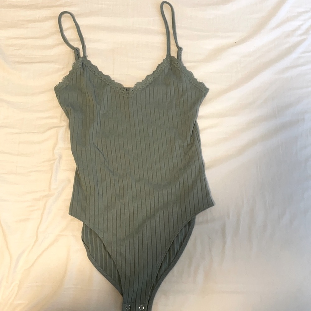 FOREVER 21 GREEN LACE BODYSUIT SIZE M